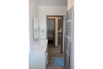 Italia Chata Riva del Garda, Exteriorul